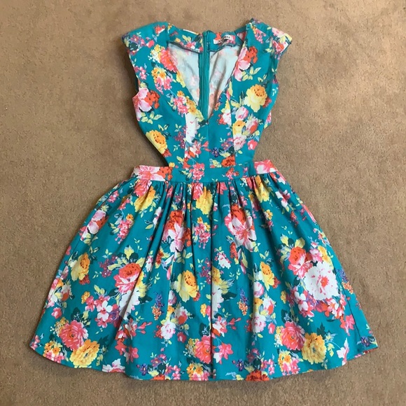 Xtaren Dresses & Skirts - Floral Dress